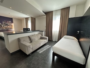 Camera tripla (with Private Garage) | Copriletto in piuma, minibar, una cassaforte in camera