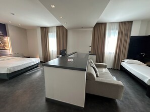 ห้องทริปเปิล (with Private Garage) | ผ้านวมขนเป็ด, มินิบาร์, ตู้นิรภัยในห้องพัก, ตกแต่งพิเศษโดยเฉพาะ