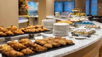 Tägliches Frühstücksbuffet (15 EUR pro Person)