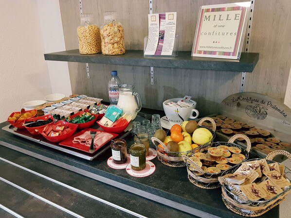 Petit déjeuner buffet (8 EUR par personne)