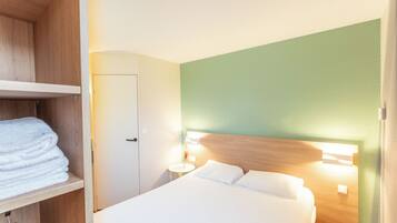 Rom – standard, 1 soverom, privat bad | Skrivebord, blendingsgardiner og strykejern/-brett