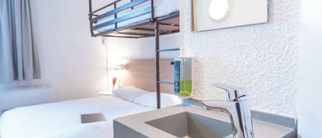 Familie driepersoonskamer, meerdere bedden | Een bureau, verduisterende gordijnen, een strijkplank/strijkijzer