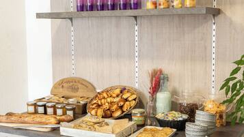 Petit déjeuner buffet (8 EUR par personne)