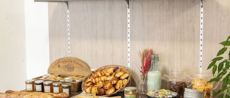 Desayuno buffet diario (EUR 8 por persona)