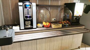 Desayuno buffet todos los días (EUR 8 por persona)