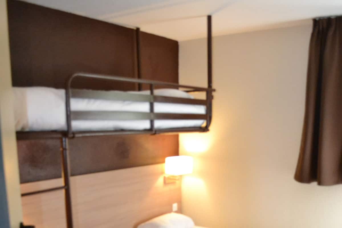Triple Room, Multiple Beds | Desk, blackout drapes, iron/ironing board, free cribs/infant beds