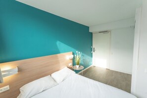 Desk, blackout curtains, iron/ironing board, free cots/infant beds - Brit Hotel Tours Nord (Tours)