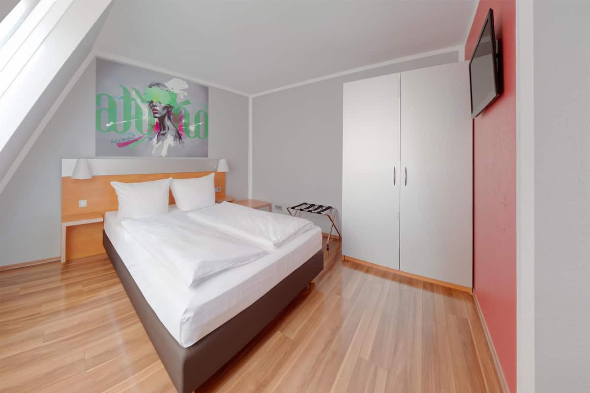 Habitación empresarial doble | Ropa de cama de alta calidad y caja de seguridad en la habitación
