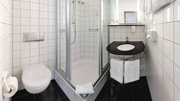 Dusche, Regendusche, umweltfreundliche Kosmetikartikel, Haartrockner