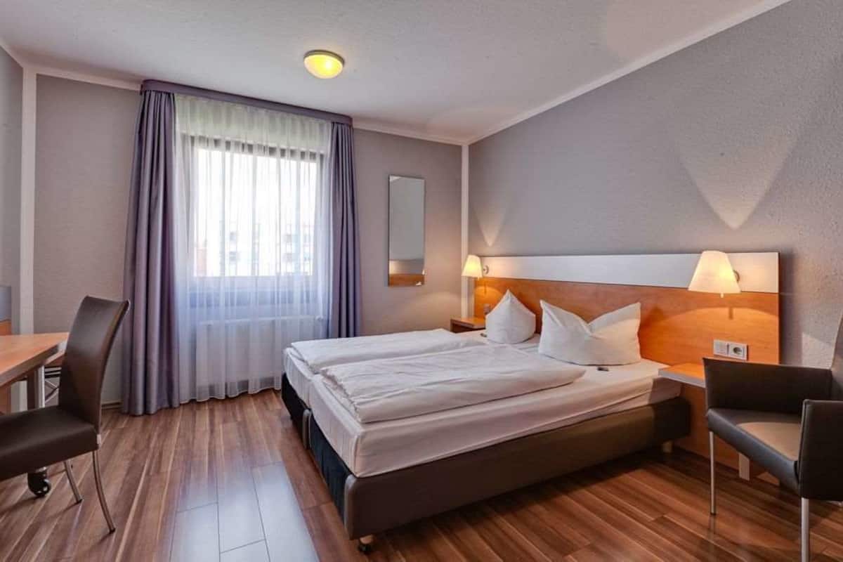Ropa de cama de alta calidad y caja de seguridad en la habitación