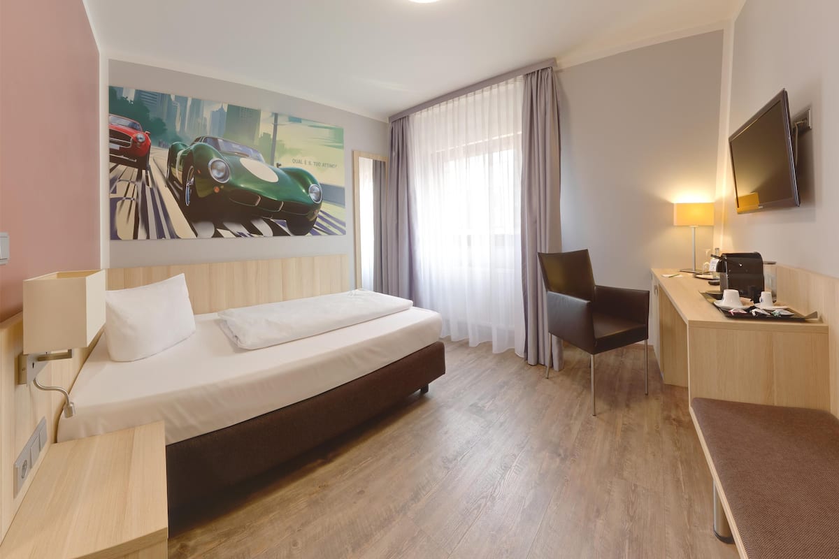 Habitación individual superior | Ropa de cama de alta calidad y caja de seguridad en la habitación