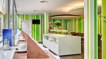 Petit déjeuner buffet servi en semaine (18 EUR par personne)