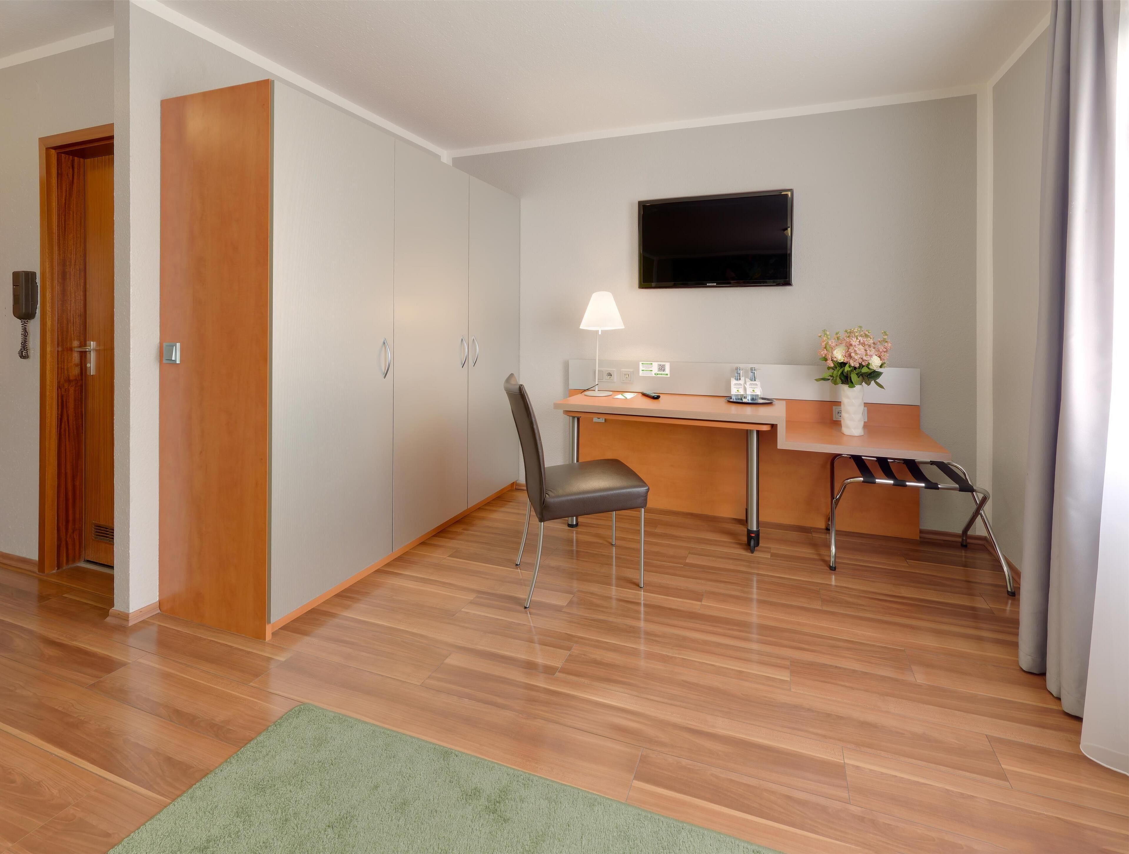 Ropa de cama de alta calidad y caja de seguridad en la habitación 