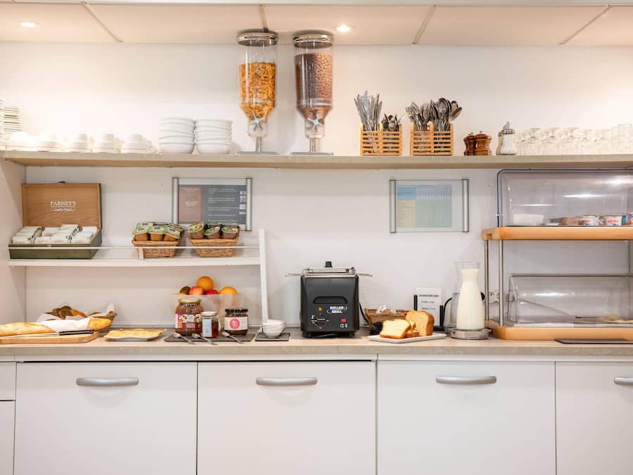 Se ofrece un desayuno bufé todos los días (por un coste adicional)