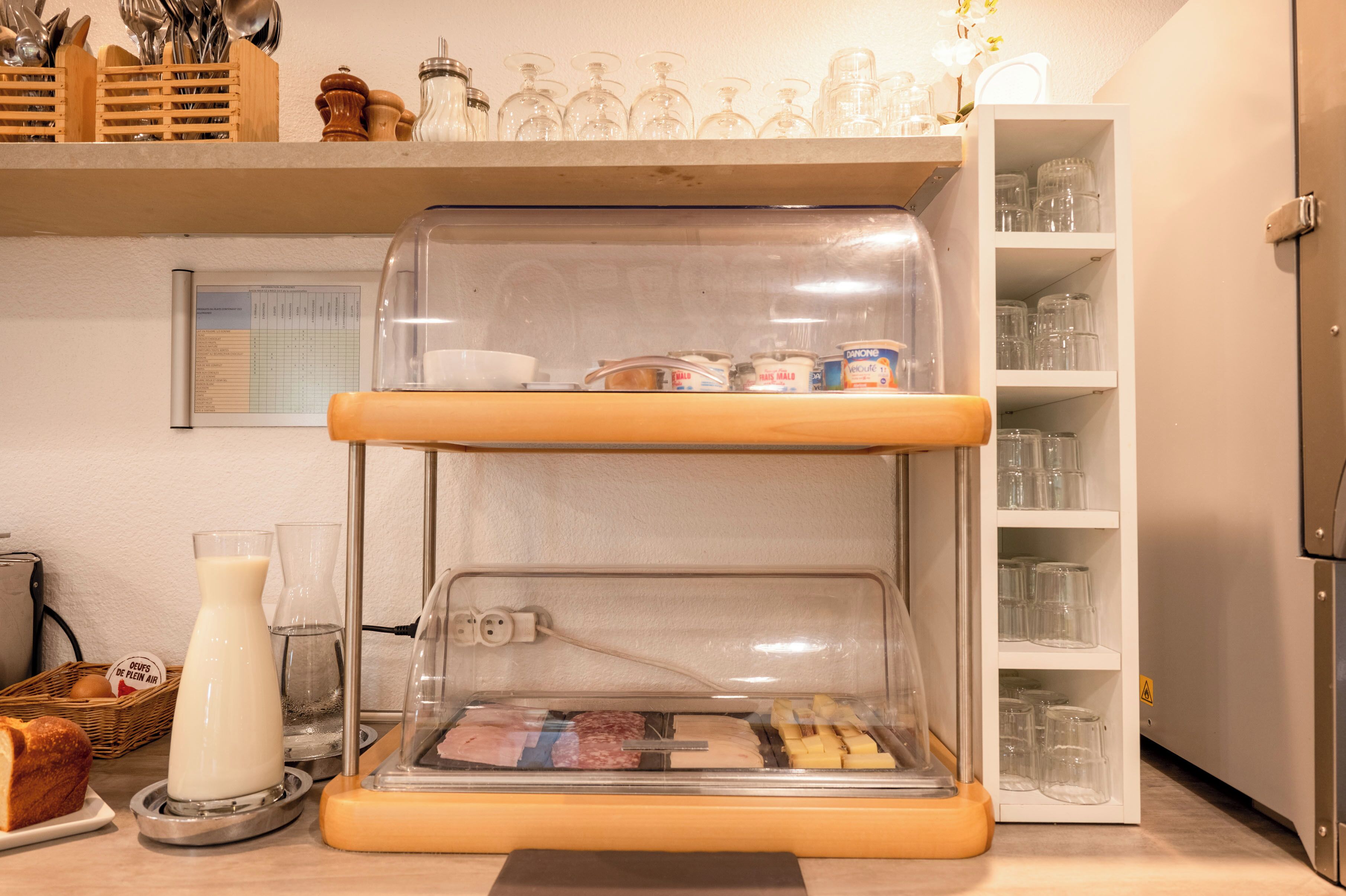 Une vitrine de boulangerie présentant diverses pâtisseries et produits laitiers.