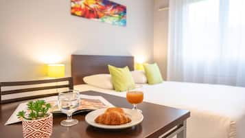 Studio standard | Skrivebord, strykejern/-brett og barnesenger (inkludert)