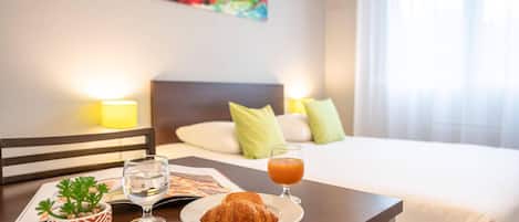 Studio standard | Desk, iron/ironing board, free cots/infant beds, free WiFi