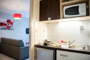 Appartement 1 chambre 4 personnes | Cocina privada | Frigorífico, microondas, placa de cocina y hervidor eléctrico