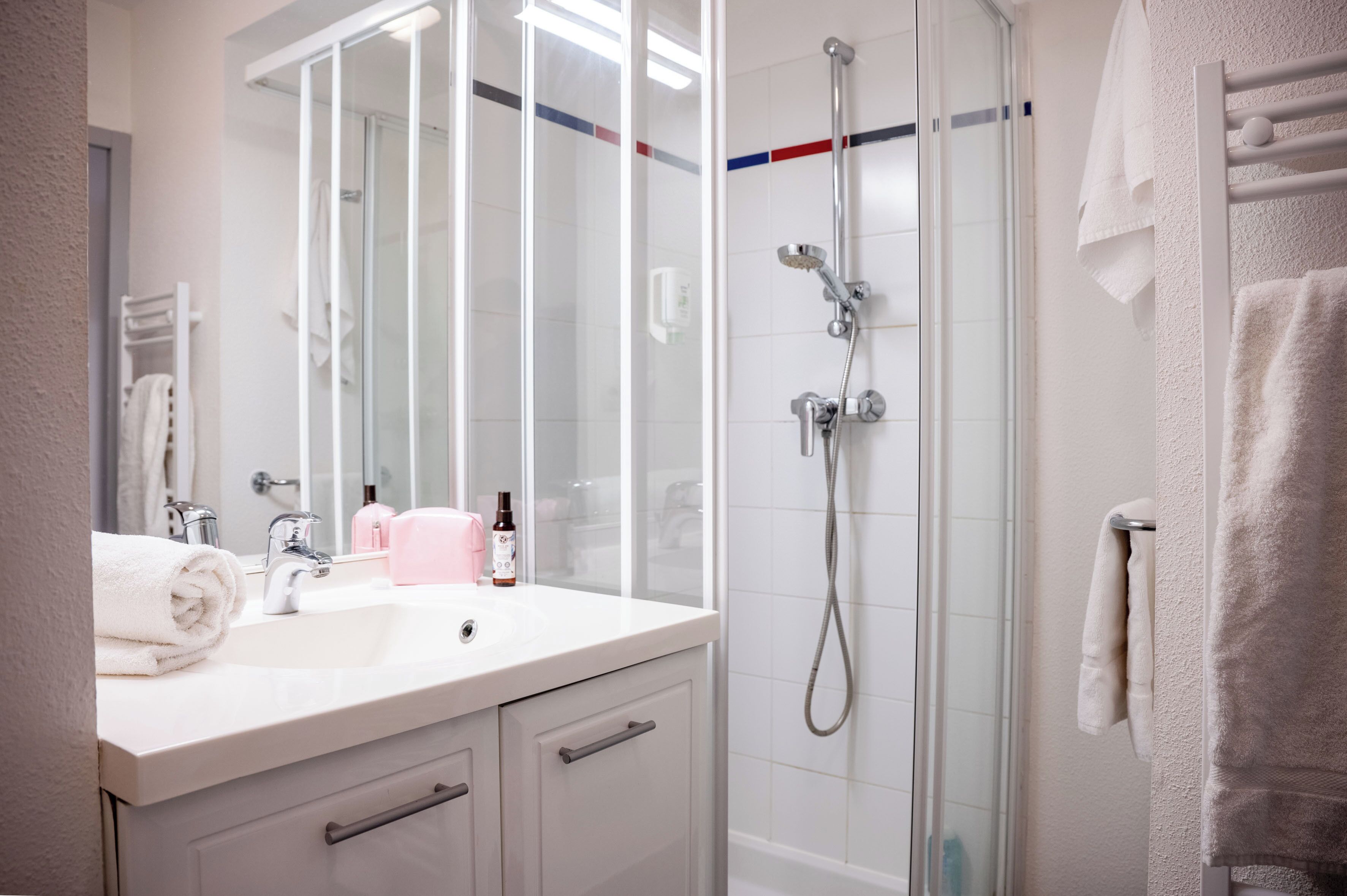 Studio standard | Baño | Ducha, artículos de higiene personal ecológicos y secador de pelo