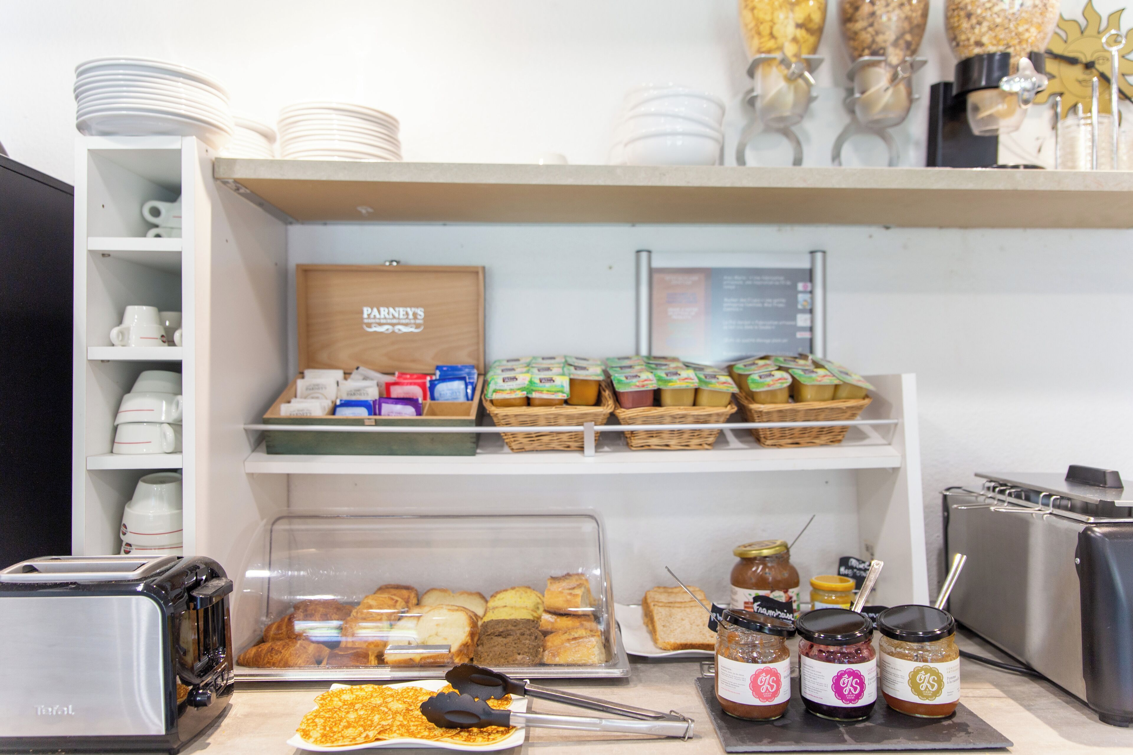 Petit déjeuner buffet (12.90 EUR par personne)