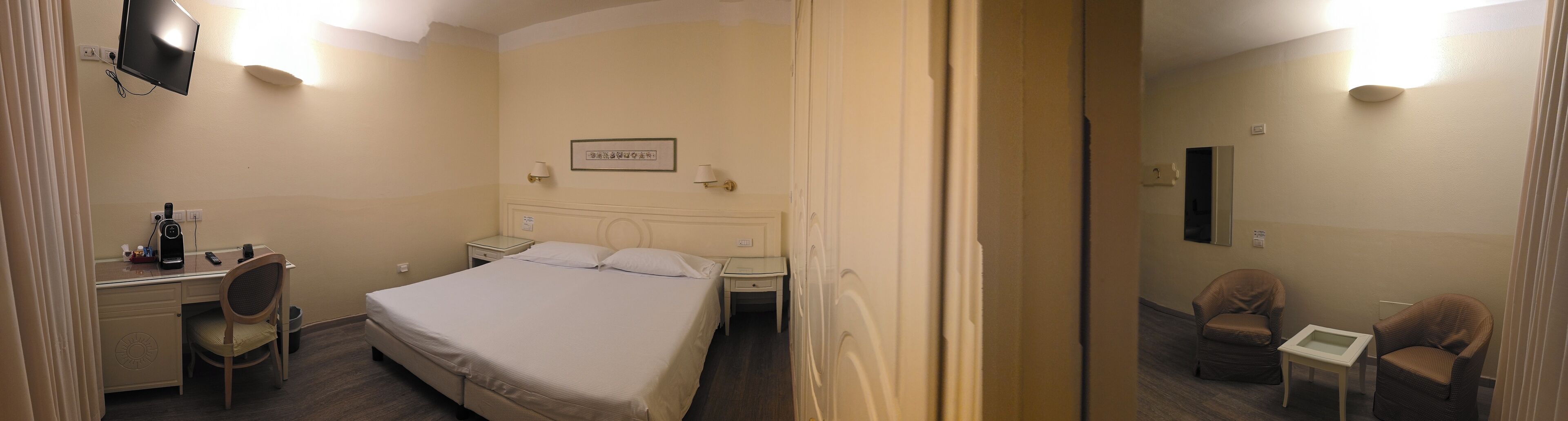 Camera Deluxe | Copriletto in piuma, minibar, una cassaforte in camera, una scrivania