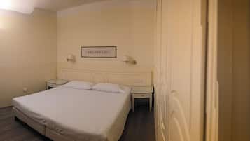 Camera Deluxe | Copriletto in piuma, minibar, una cassaforte in camera, una scrivania