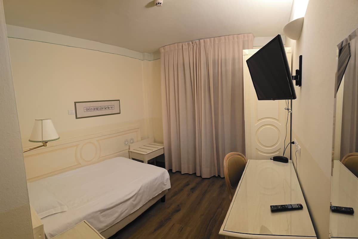 Down comforters, minibar, in-room safe, desk