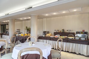 Free daily buffet breakfast  - Grand Hotel Bonanno (Pisa)