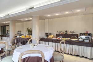 Desayuno bufé gratuito y diario