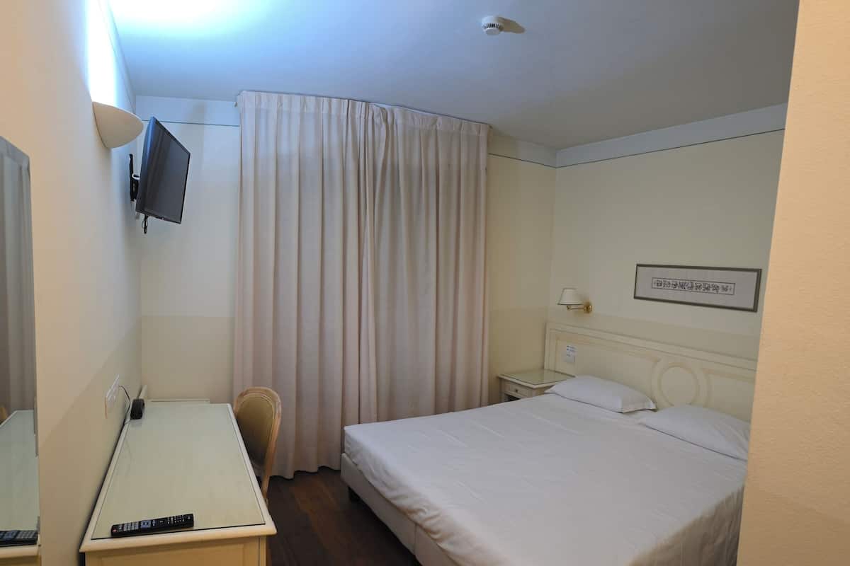 Edredón, minibar, caja de seguridad en la habitación y escritorio