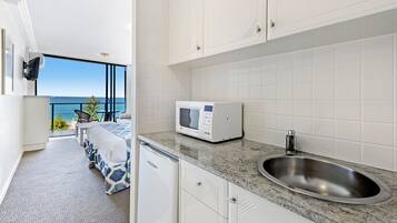 Studio | Private kitchenette | Fridge, microwave, coffee/tea maker, electric kettle