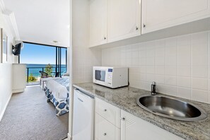 Studio | Privékitchenette | Een koelkast, een microgolfoven, een koffiezetapparaat/waterkoker