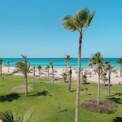 Playa privada, playa de arena blanca, camastros y sombrillas