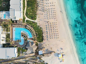 Privatstrand, weißer Sandstrand, Liegestühle, Sonnenschirme