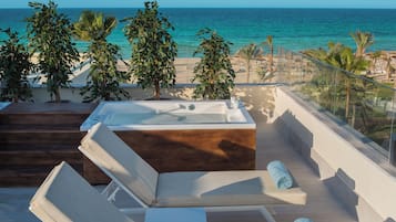 Spiaggia privata, sabbia bianca, lettini da mare, ombrelloni