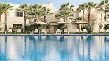 2 piscinas internas, 2 piscinas externas, espreguiçadeiras
