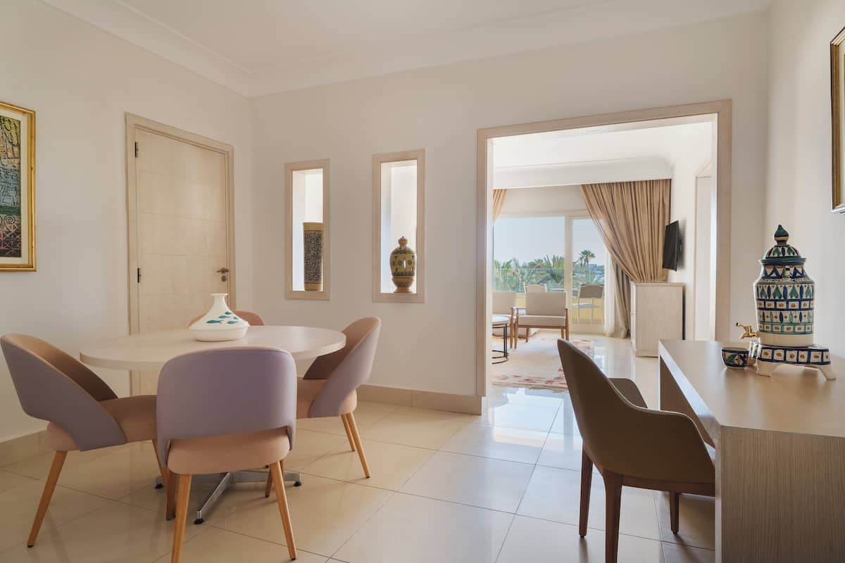 Suíte, vista para o jardim | 1 quarto, frigobar, cofres nos quartos, individualmente decorados