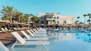 2 indoor pools, 2 outdoor pools, sun loungers