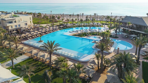 A resort with a large pool, sun loungers, and a view of the ocean. - Iberostar Selection Eolia Djerba (Djerba Midun)