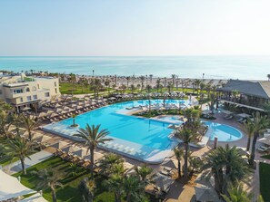 A resort with a large pool, sun loungers, and a view of the ocean. - Iberostar Selection Eolia Djerba (Djerba Midun)