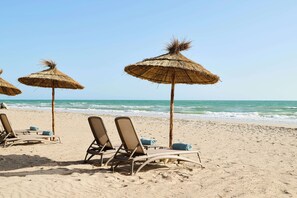 Platja privada, platja de sorra blanca i gandules de platja 