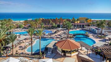 Innenpool, 2 Außenpools, Sonnenschirme, Liegestühle