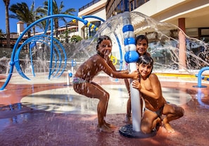 Una piscina cubierta, 2 piscinas al aire libre, sombrillas, tumbonas