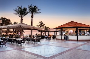 Bar junto a la piscina