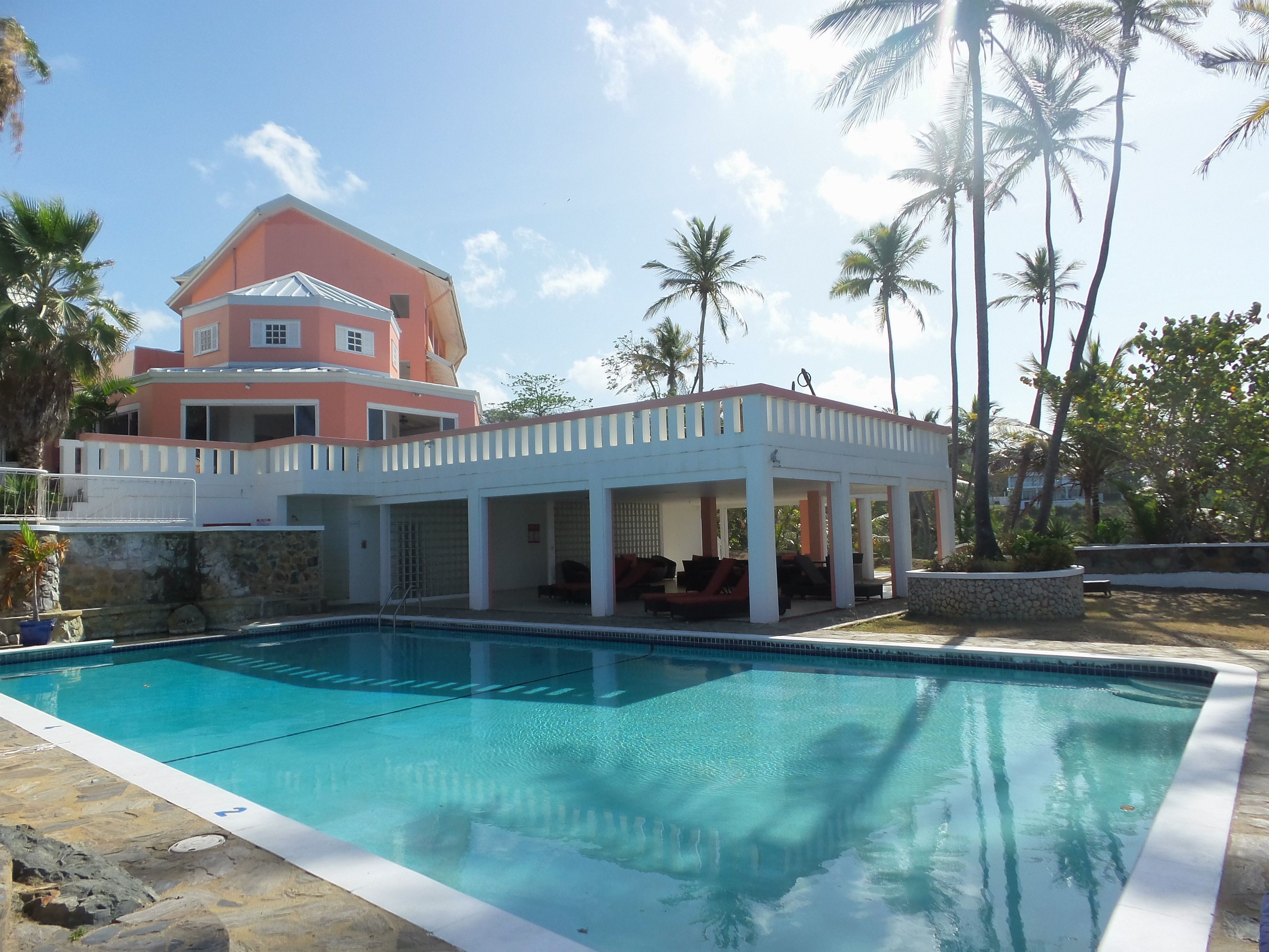 حمّام سباحة خارجي، مفتوح من 7 صباحًا إلى 7 مساءً، مقاعد للتشمس