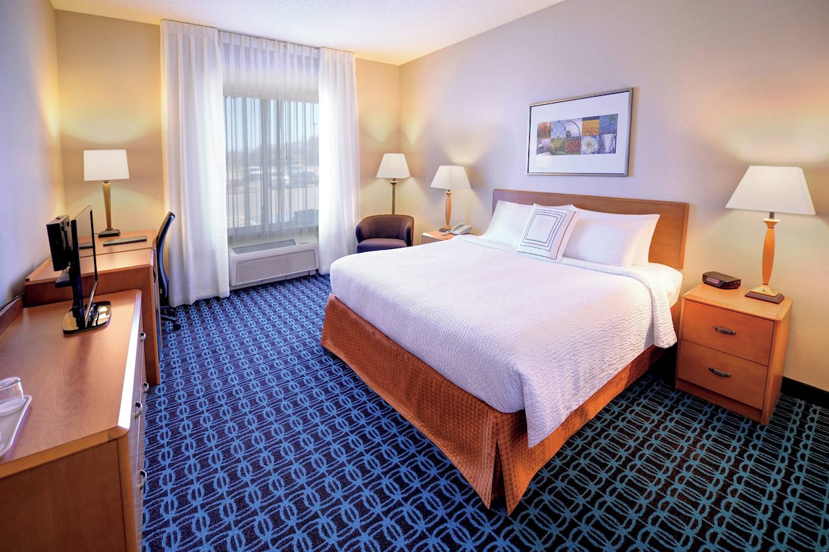 Room, 1 King Bed | Premium bedding, desk, blackout curtains, iron/ironing board