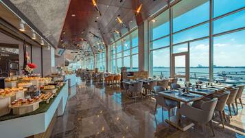 3 restaurantes; se sirven desayunos, comidas, cenas y brunch