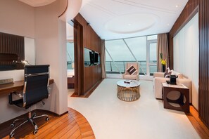 Suite, 1 kingsize-seng, Club Lounge-tilgang (Captain, Lounge Access) | Minibar, safe på rommet, skrivebord og lydisolert