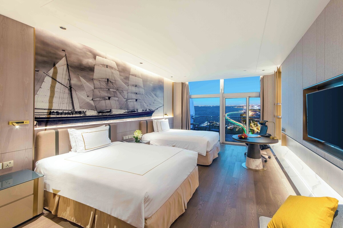 Rom – premium, 2 dobbeltsenger, Club Lounge-tilgang (High Floor, Lounge Access) | Minibar, safe på rommet, skrivebord og lydisolert