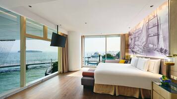 Suite, 1 King Bed, Club Lounge Access (Navigator, High Floor, Lounge) | Minibar, in-room safe, desk, soundproofing